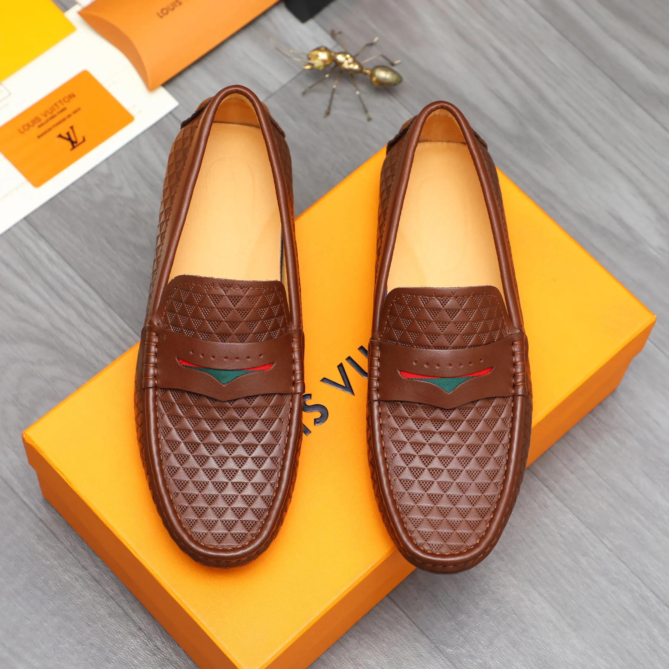 Men's shoes 💰360 Product trademark: LV "Louis Vuitton" casual slip-on men's shoes Regular size: 38-45 Product material: Selected embossed cowhide upper, pigskin lining, rubber outsole